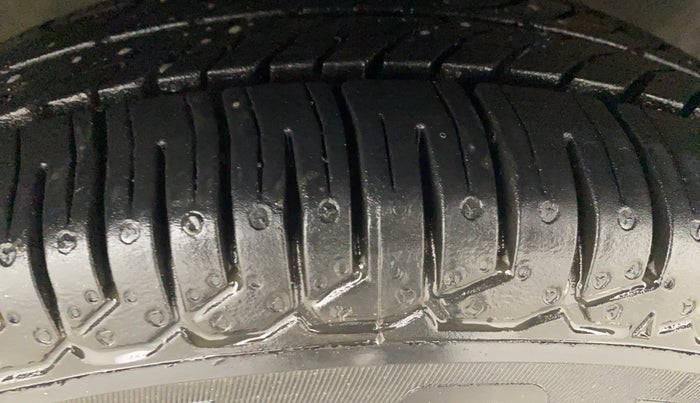 2016 Hyundai i10 MAGNA 1.1, Petrol, Manual, 49,649 km, Right Front Tyre Tread