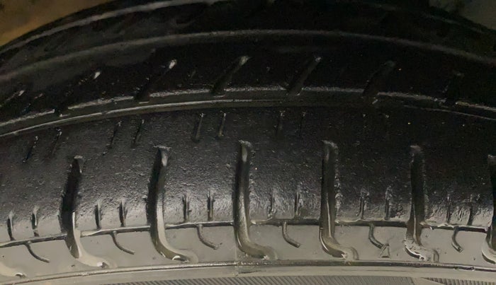 2018 Renault Kwid CLIMBER 1.0 AMT, Petrol, Automatic, 30,352 km, Right Front Tyre Tread