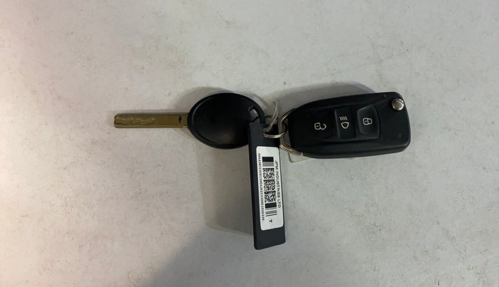 2021 Tata NEXON XM SUNROOF PETROL, Petrol, Manual, 35,232 km, Key Close Up