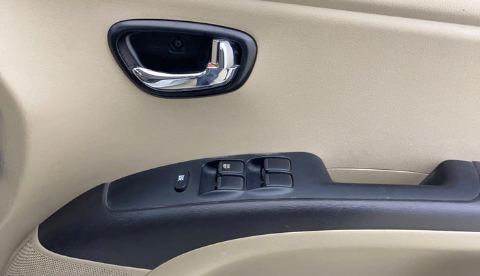 2013 Hyundai i10 SPORTZ 1.1, CNG, Manual, 60,028 km, Driver Side Door Panels Control