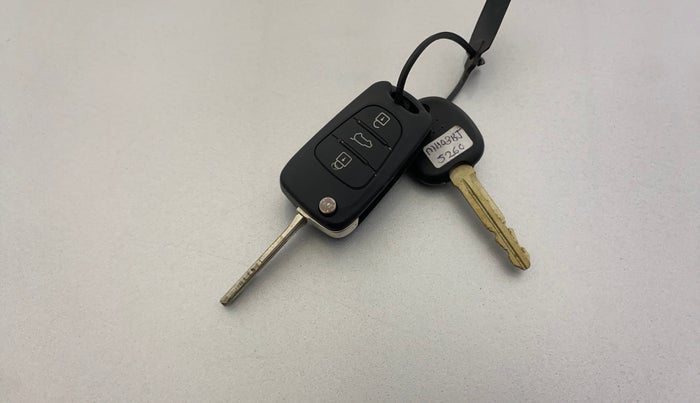 2013 Hyundai i10 SPORTZ 1.1, CNG, Manual, 60,028 km, Key Close Up