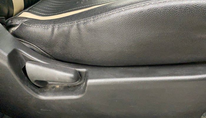 2018 Maruti Wagon R 1.0 LXI CNG, CNG, Manual, 80,107 km, Driver Side Adjustment Panel