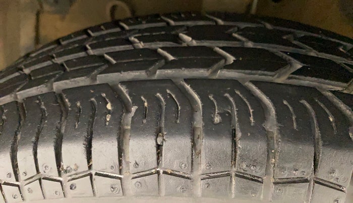 2016 Maruti Swift VXI, Petrol, Manual, 30,740 km, Left Front Tyre Tread