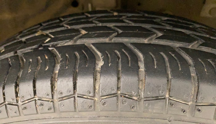 2016 Maruti Swift VXI, Petrol, Manual, 30,740 km, Right Front Tyre Tread