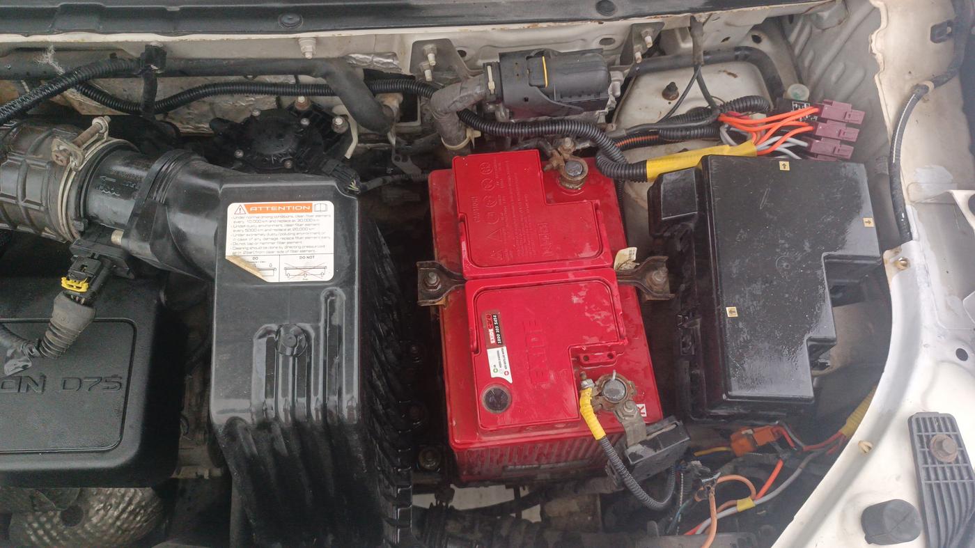 2016 Mahindra Kuv100 K8 D 6 STR, Diesel, Manual, 1,33,274 km, Engine View - Left