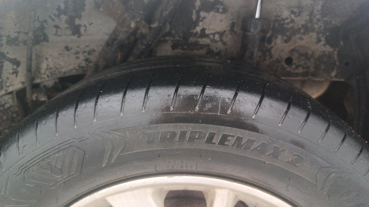 2016 Mahindra Kuv100 K8 D 6 STR, Diesel, Manual, 1,33,274 km, Left Rear Tyre Tread