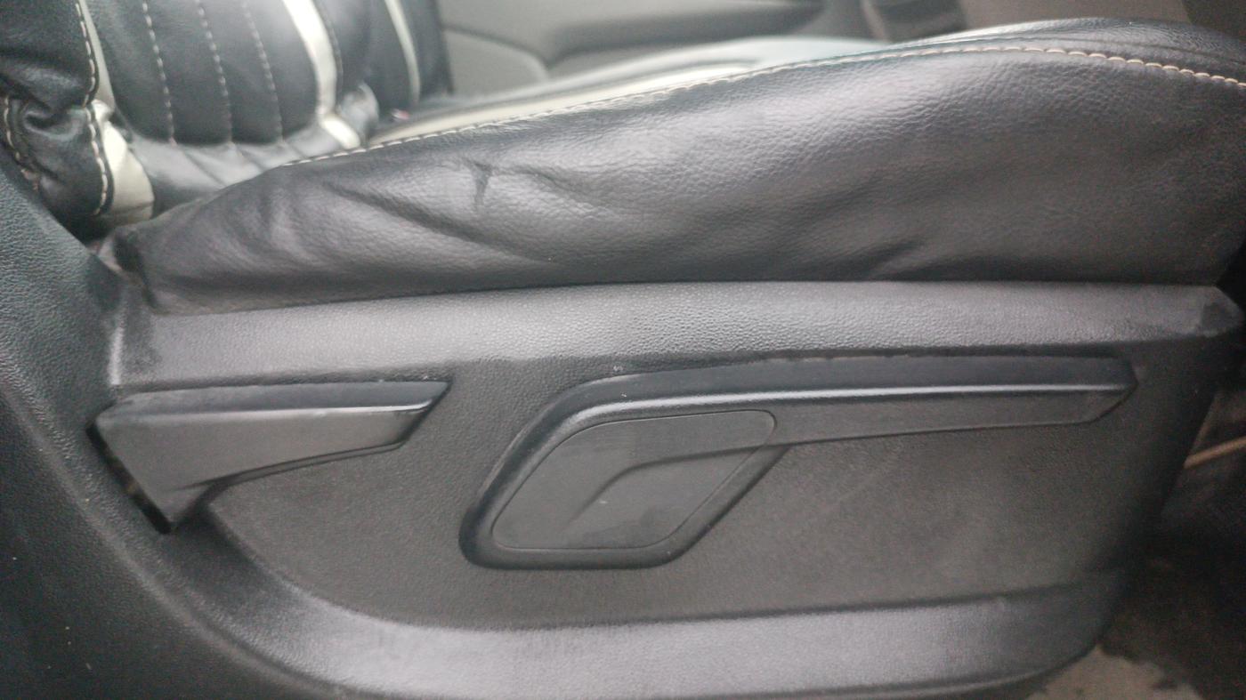 2016 Mahindra Kuv100 K8 D 6 STR, Diesel, Manual, 1,33,274 km, Driver Side Adjustment Panel