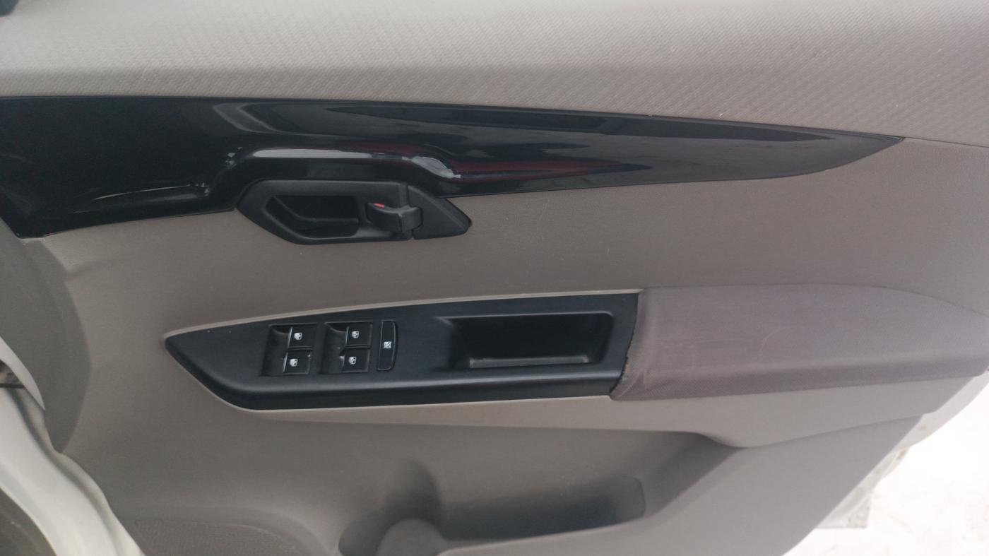 2016 Mahindra Kuv100 K8 D 6 STR, Diesel, Manual, 1,33,274 km, Driver Side Door Panels Control