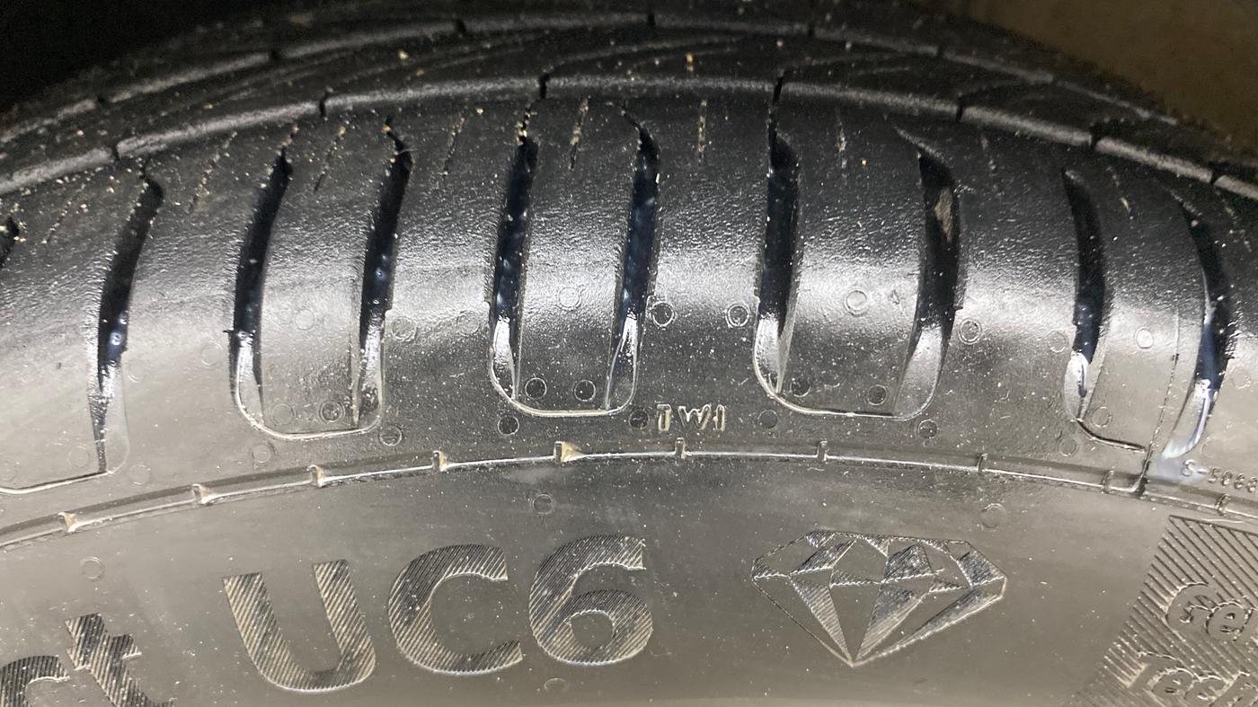 2015 Volkswagen Polo HIGHLINE1.5L, Diesel, Manual, 89,343 km, Left Front Tyre Tread
