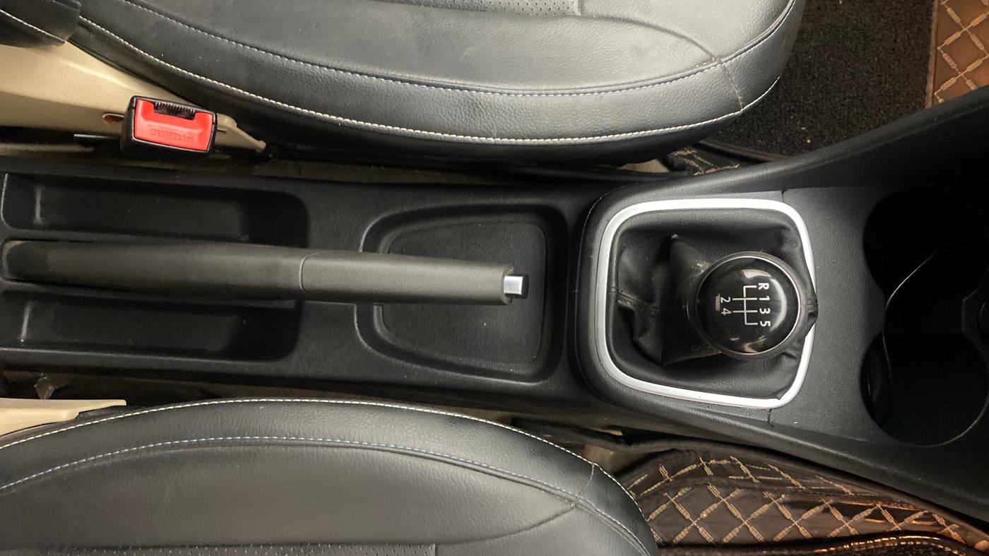 2015 Volkswagen Polo HIGHLINE1.5L, Diesel, Manual, 89,343 km, Gear Lever