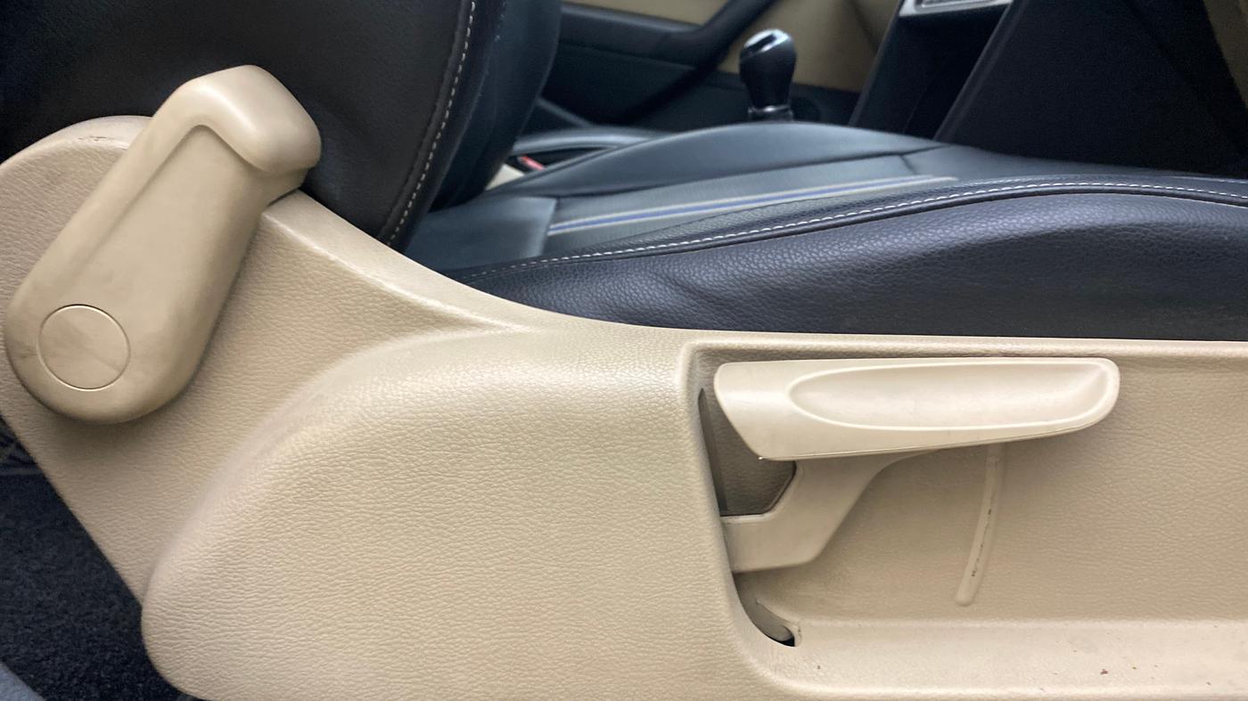 2015 Volkswagen Polo HIGHLINE1.5L, Diesel, Manual, 89,343 km, Driver Side Adjustment Panel