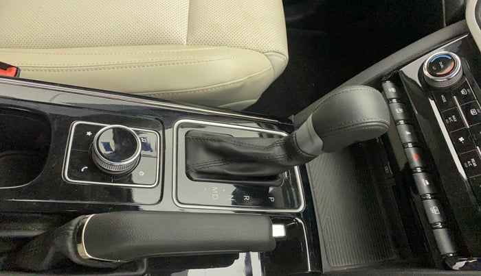 2024 Mahindra XUV700 AX 7 P AT 7 STR, Petrol, Automatic, 21,999 km, Gear Lever
