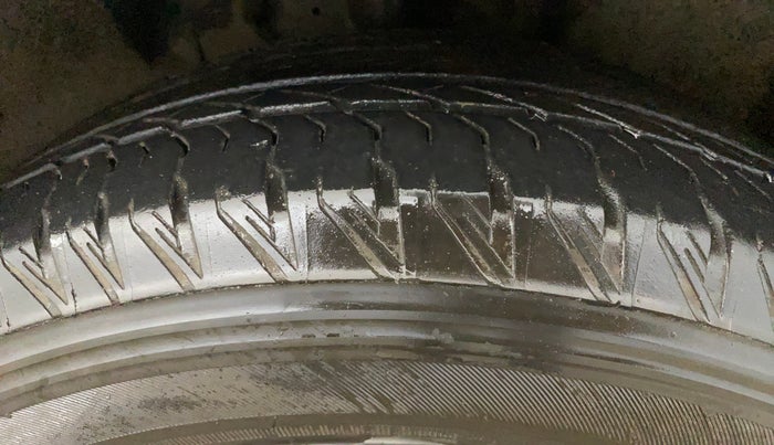 2024 Mahindra XUV700 AX 7 P AT 7 STR, Petrol, Automatic, 21,999 km, Right Front Tyre Tread