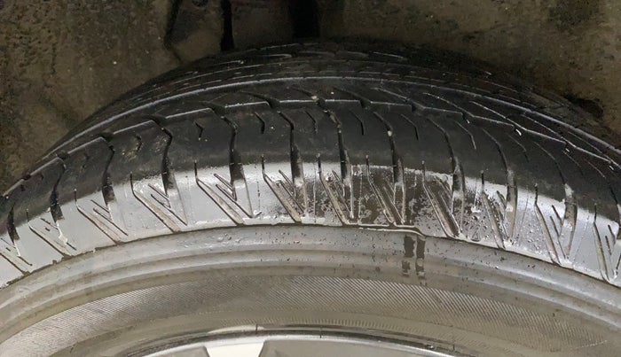 2024 Mahindra XUV700 AX 7 P AT 7 STR, Petrol, Automatic, 21,999 km, Right Rear Tyre Tread