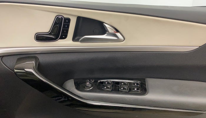 2024 Mahindra XUV700 AX 7 P AT 7 STR, Petrol, Automatic, 21,999 km, Driver Side Door Panels Control
