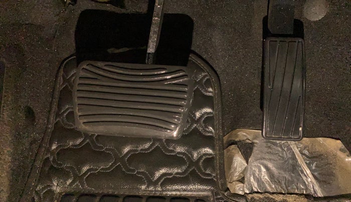 2024 Mahindra XUV700 AX 7 P AT 7 STR, Petrol, Automatic, 21,999 km, Pedals
