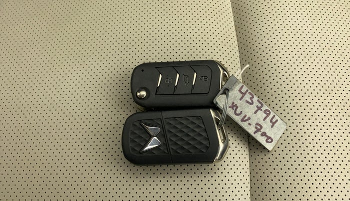2024 Mahindra XUV700 AX 7 P AT 7 STR, Petrol, Automatic, 21,999 km, Key Close Up