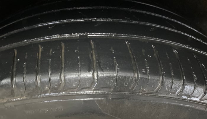 2015 Ford Ecosport TITANIUM 1.5L PETROL AT, Petrol, Automatic, 1,20,576 km, Right Rear Tyre Tread