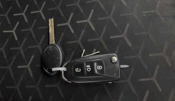 2021 Tata NEXON XM SUNROOF PETROL, Petrol, Manual, 35,457 km, Key Close Up