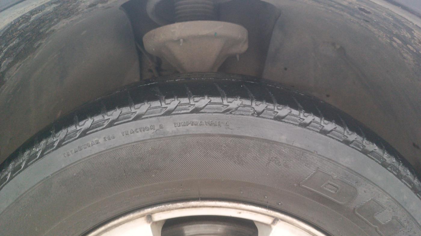 2013 Mahindra XUV500 W8, Diesel, Manual, 1,40,932 km, Right Front Tyre Tread