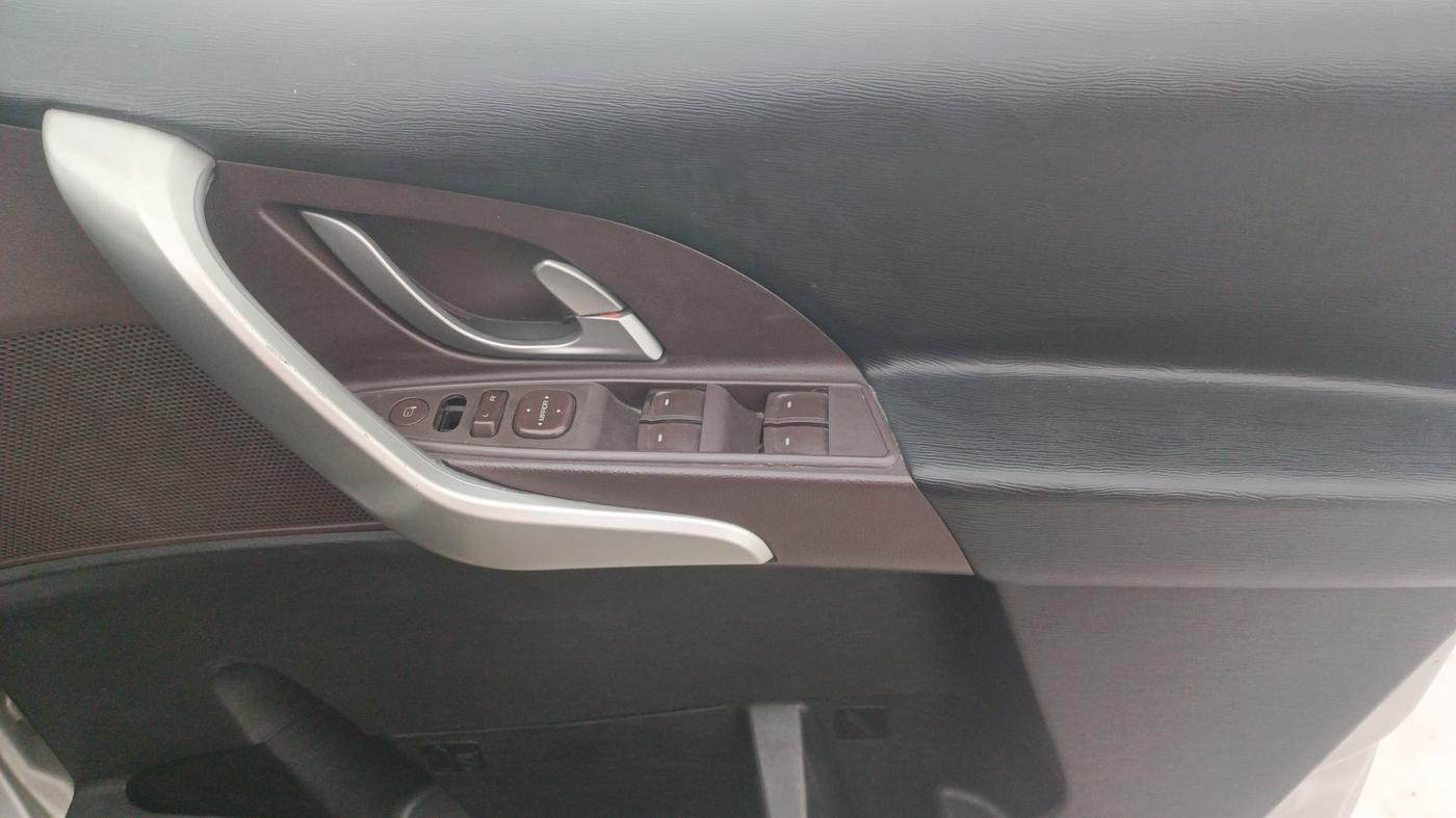 2013 Mahindra XUV500 W8, Diesel, Manual, 1,40,932 km, Driver Side Door Panels Control
