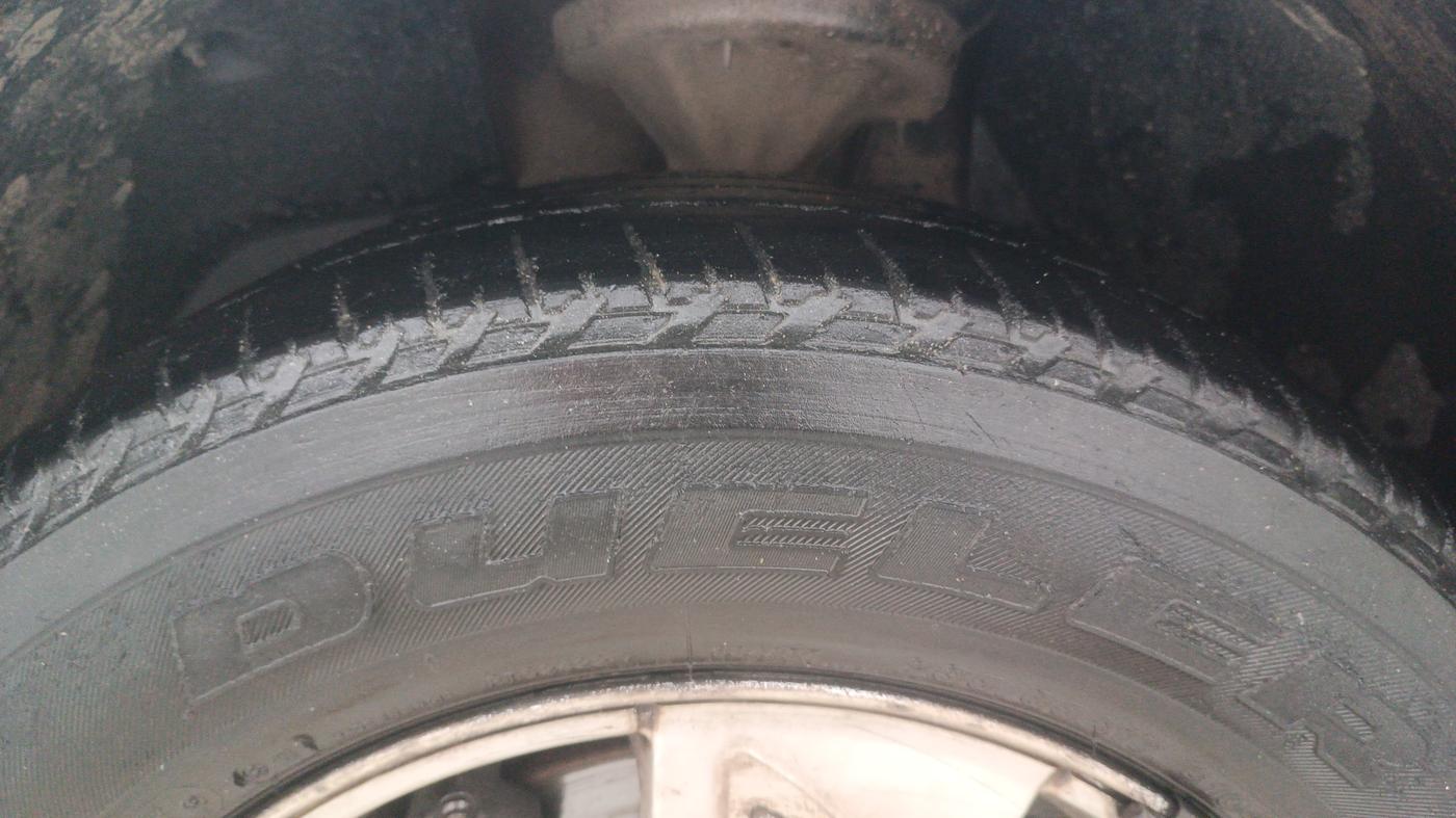 2013 Mahindra XUV500 W8, Diesel, Manual, 1,40,932 km, Left Front Tyre Tread