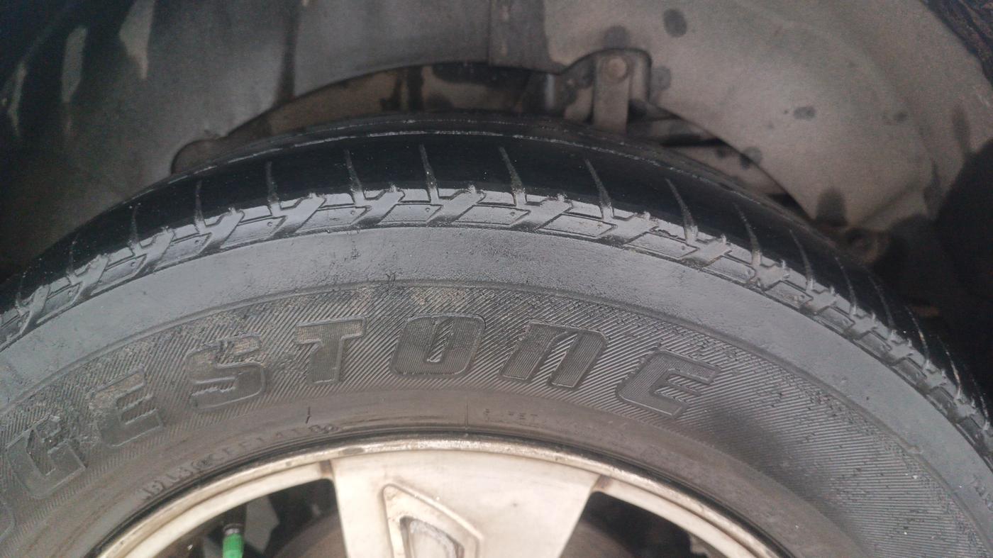 2013 Mahindra XUV500 W8, Diesel, Manual, 1,40,932 km, Left Rear Tyre Tread