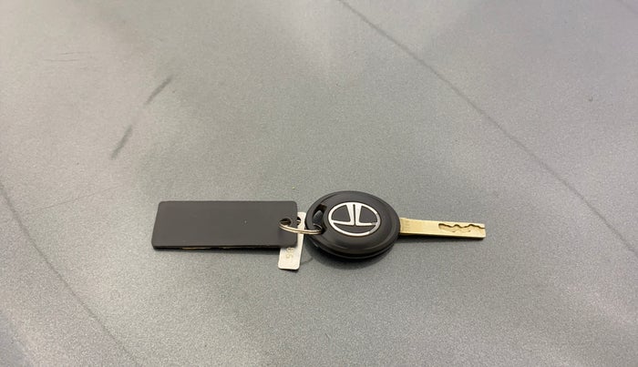 2023 Tata PUNCH PURE RHYTHM PACK MT, Petrol, Manual, 11,579 km, Key Close Up