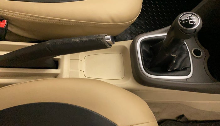 2011 Volkswagen Vento HIGHLINE DIESEL 1.6, Diesel, Manual, 63,036 km, Gear Lever