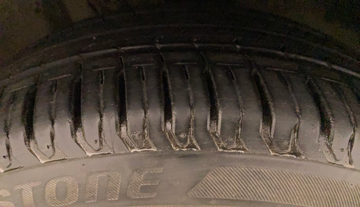 2011 Volkswagen Vento HIGHLINE DIESEL 1.6, Diesel, Manual, 63,036 km, Right Front Tyre Tread