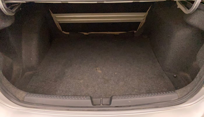 2011 Volkswagen Vento HIGHLINE DIESEL 1.6, Diesel, Manual, 63,036 km, Boot Inside