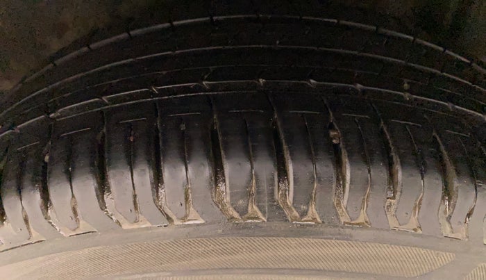 2011 Volkswagen Vento HIGHLINE DIESEL 1.6, Diesel, Manual, 63,036 km, Left Rear Tyre Tread