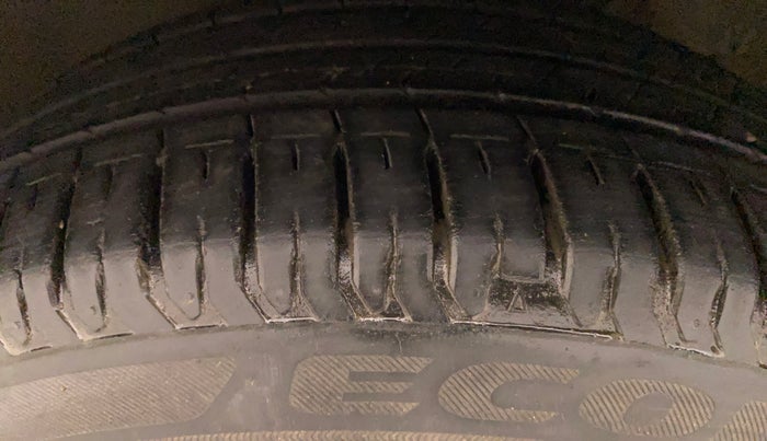 2011 Volkswagen Vento HIGHLINE DIESEL 1.6, Diesel, Manual, 63,036 km, Left Front Tyre Tread