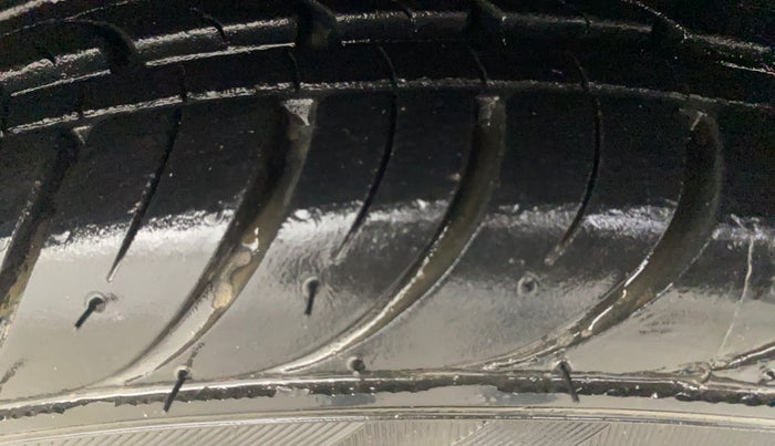 2014 Hyundai Eon MAGNA +, Petrol, Manual, 1,09,021 km, Right Front Tyre Tread