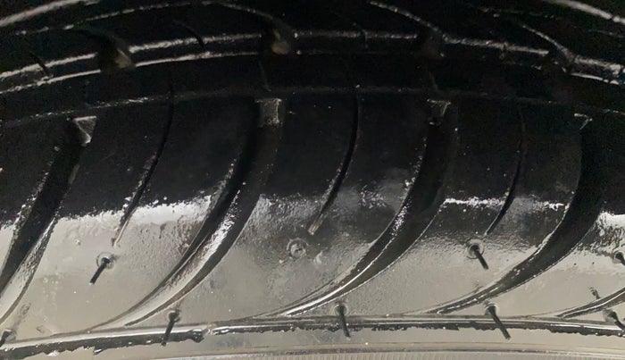 2014 Hyundai Eon MAGNA +, Petrol, Manual, 1,09,021 km, Left Front Tyre Tread