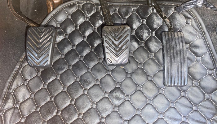 2014 Hyundai Eon MAGNA +, Petrol, Manual, 1,09,021 km, Pedals