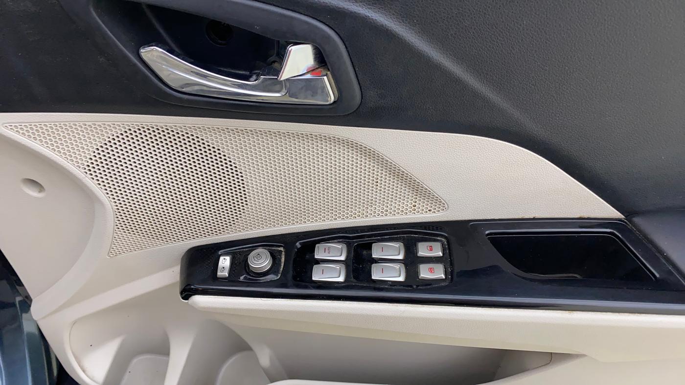 2023 Mahindra XUV300 W8 (O) 1.5 DIESEL AMT, Diesel, Automatic, 45,135 km, Driver Side Door Panels Control