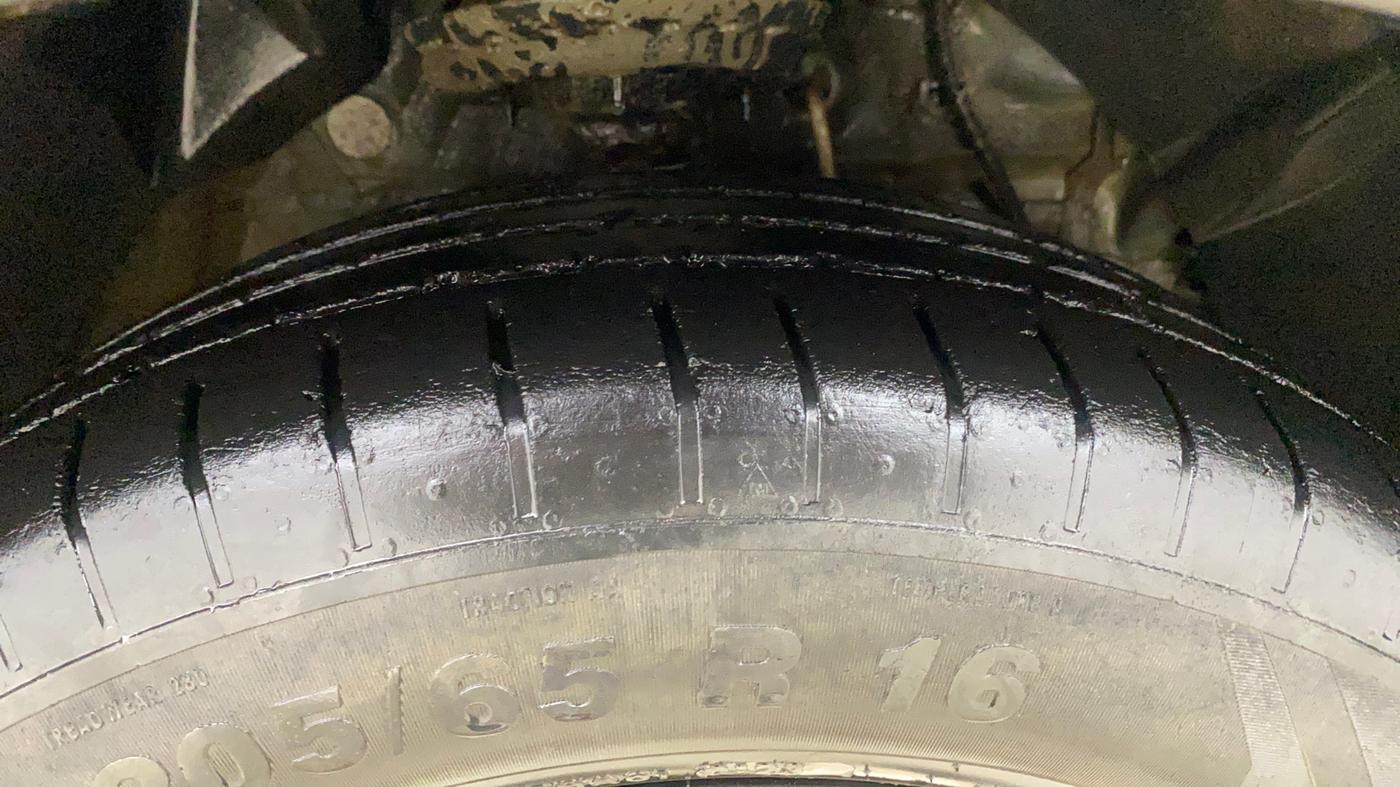2023 Mahindra XUV300 W8 (O) 1.5 DIESEL AMT, Diesel, Automatic, 45,135 km, Right Front Tyre Tread