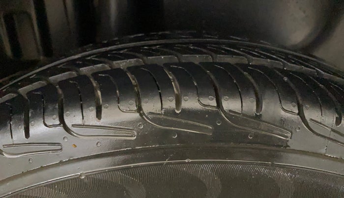 2014 Maruti Swift Dzire VXI, Petrol, Manual, 52,154 km, Right Rear Tyre Tread