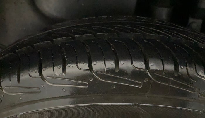 2014 Maruti Swift Dzire VXI, Petrol, Manual, 52,154 km, Left Rear Tyre Tread
