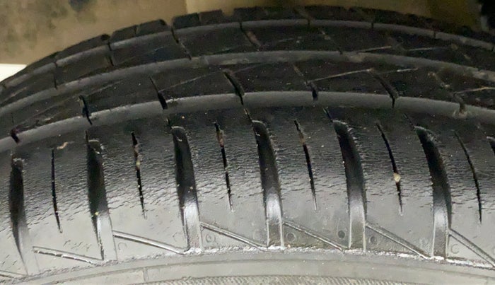 2019 Renault Kwid RXT 1.0 AMT (O), CNG, Automatic, 30,828 km, Right Rear Tyre Tread