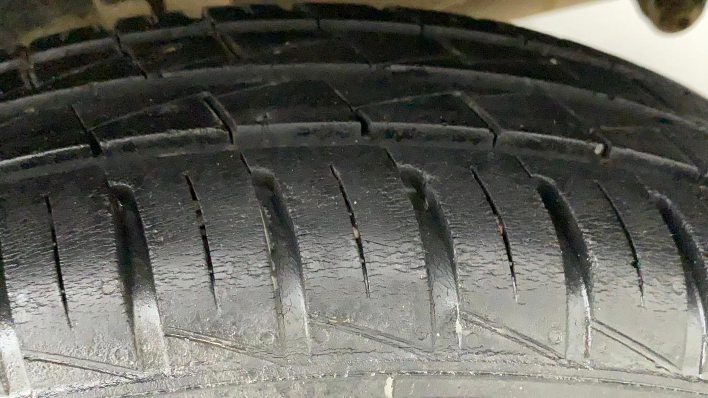 2019 Renault Kwid RXT 1.0 AMT (O), CNG, Automatic, 30,828 km, Left Rear Tyre Tread