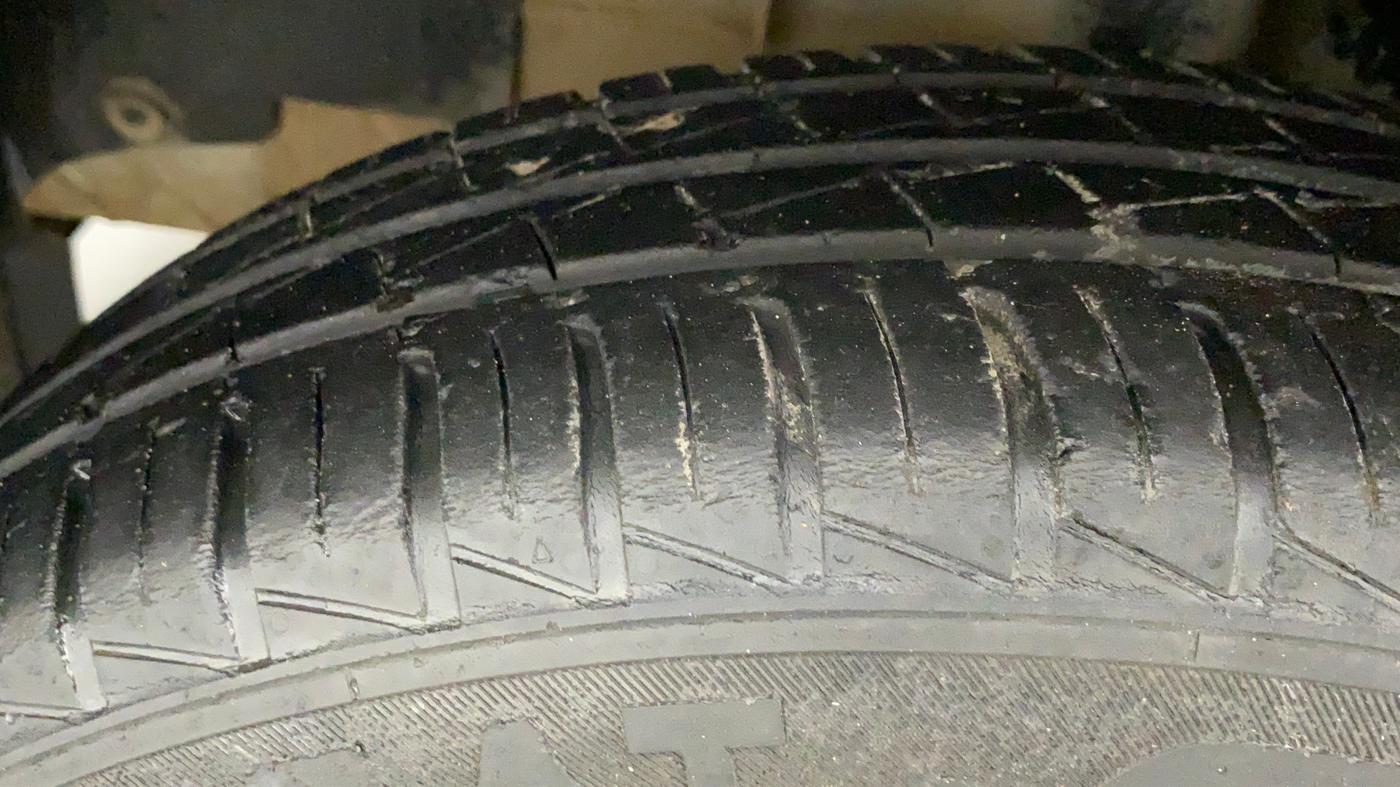2019 Renault Kwid RXT 1.0 AMT (O), CNG, Automatic, 30,828 km, Left Front Tyre Tread