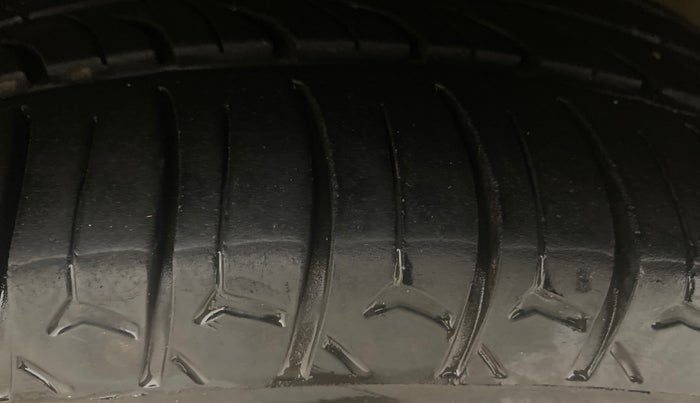 2016 Ford Figo Aspire TREND 1.2 PETROL, Petrol, Manual, 1,05,720 km, Left Front Tyre Tread