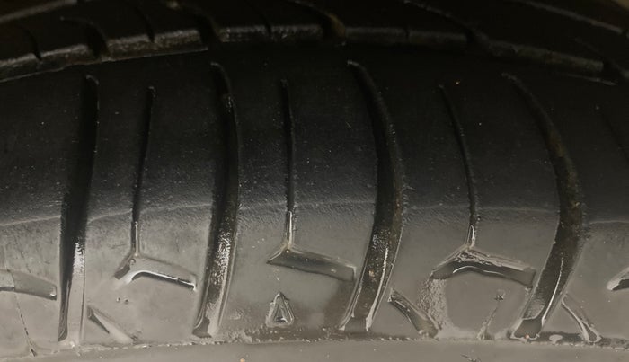 2016 Ford Figo Aspire TREND 1.2 PETROL, Petrol, Manual, 1,05,720 km, Right Front Tyre Tread