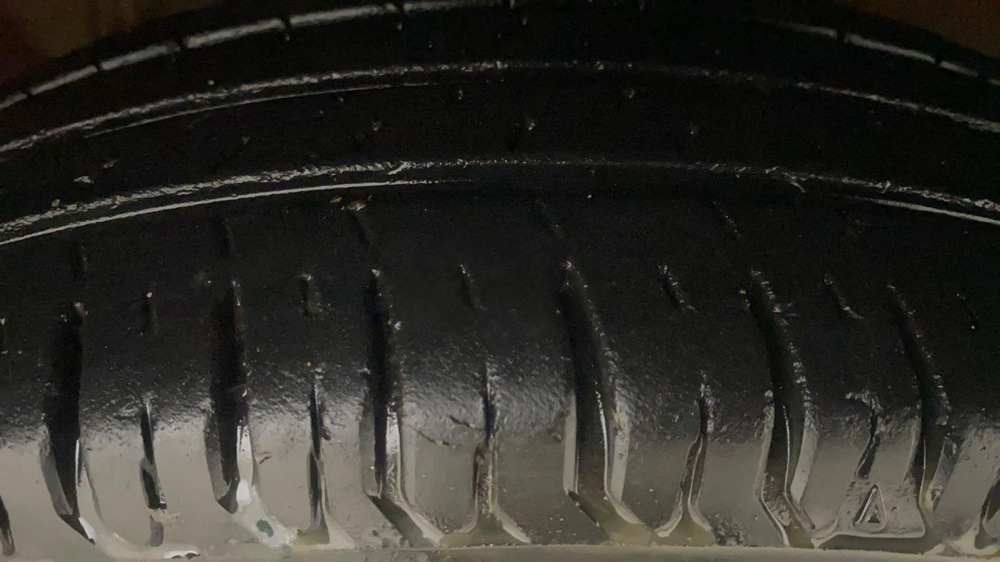 2018 Maruti Dzire LXI, Petrol, Manual, 17,934 km, Right Front Tyre Tread