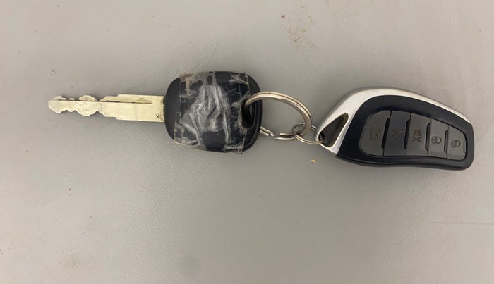 2018 Maruti Dzire LXI, Petrol, Manual, 17,499 km, Key Close Up