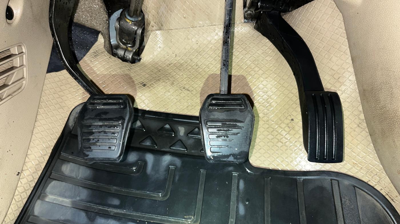 2014 Ford Classic 1.6 DURATEC TITANIUM, Petrol, Manual, 1,08,292 km, Pedals