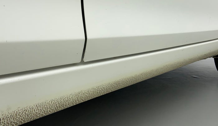 2017 Maruti Swift VXI, Petrol, Manual, 72,483 km, Right running board - Minor scratches