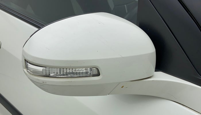 2017 Maruti Swift VXI, Petrol, Manual, 72,483 km, Right rear-view mirror - Indicator light has minor damage